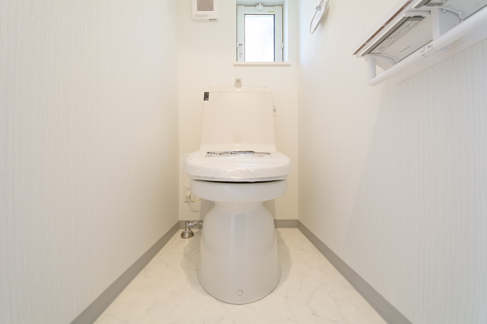 潔い白で清潔感ある1階トイレ。