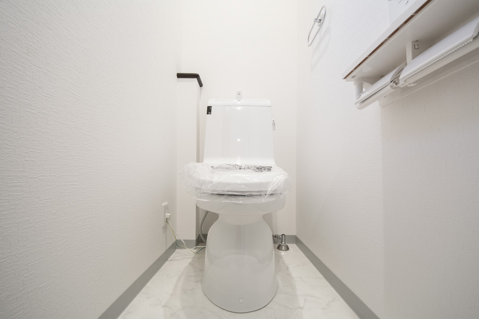 白を基調とした清潔感あふれる２階トイレ