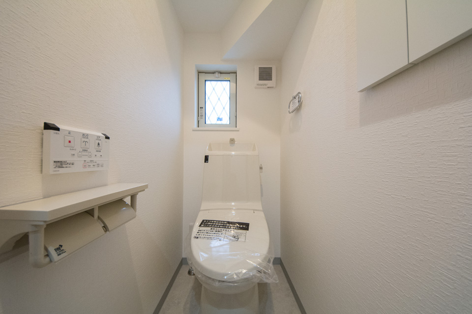 階段下のスペースを利用したトイレ