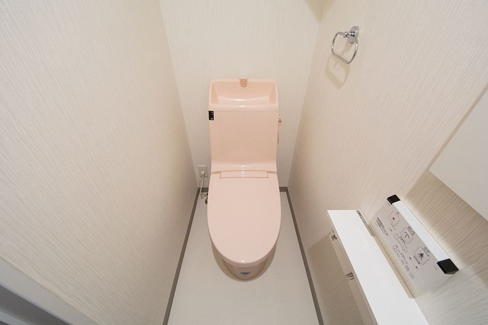 ライトピンクの可愛らしい1階トイレ。