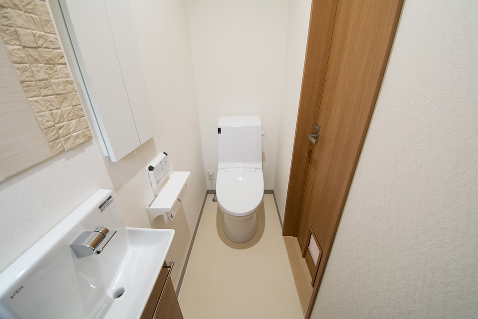 2階トイレには調湿・脱臭に優れたエコカラットを設えて上質感を演出。