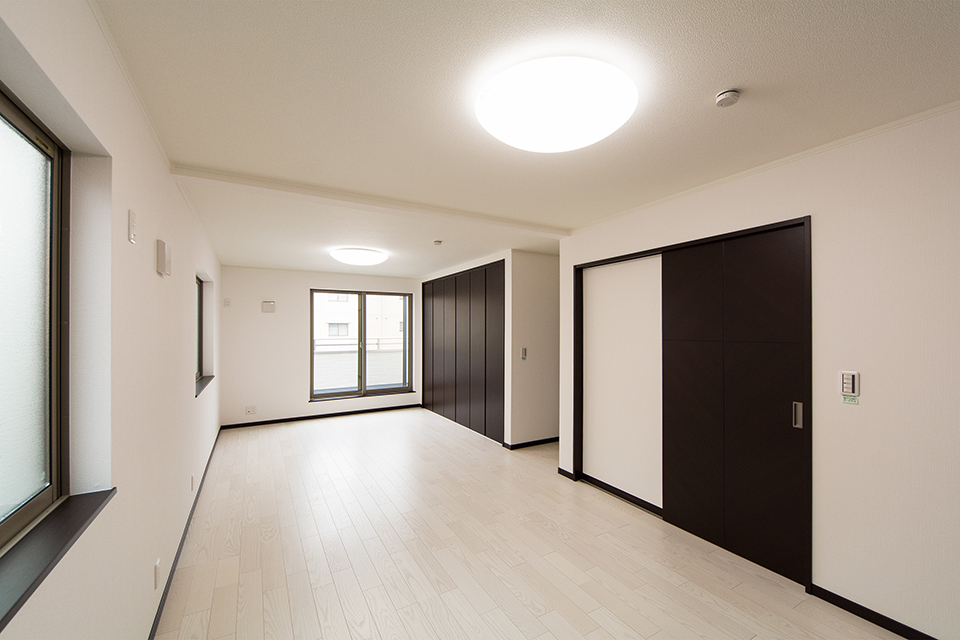 2階洋室。アッシュホワイトのフローリングが、明るく清潔感のある空間を演出します。