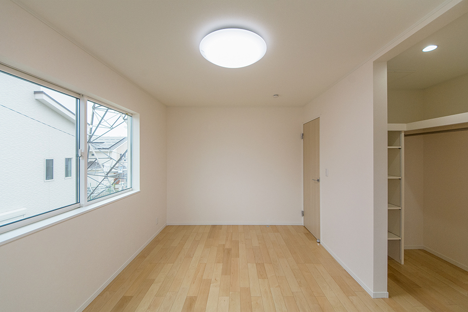 2階洋室。ハードメープルのフローリングが優しくてナチュラルな空間を演出します。