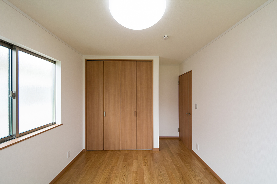 2階洋室。ブラックチェリーのフローリングがナチュラルな空間を演出します。