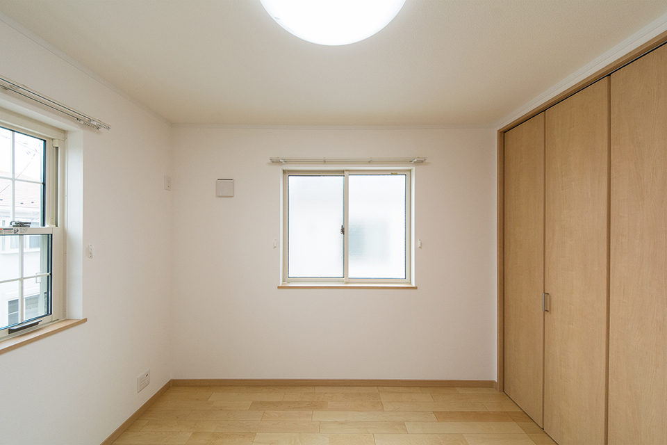 2階洋室。ハードメープルのフローリングが優しくナチュラルな空間を演出します。