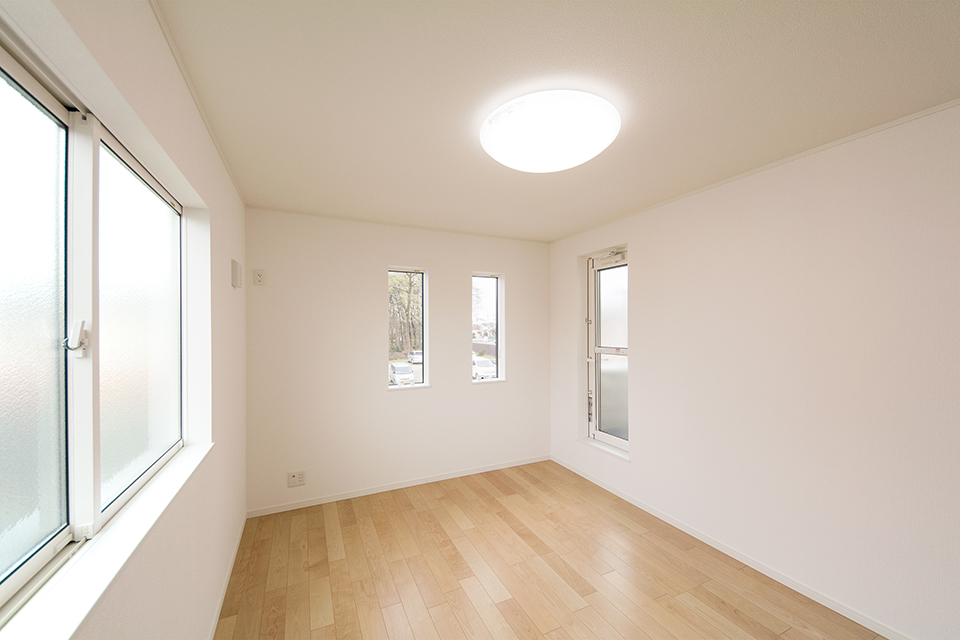 3面に窓を配した室内は、たくさんの光と風を招き入れ、開放感あふれる心地良い空間に。