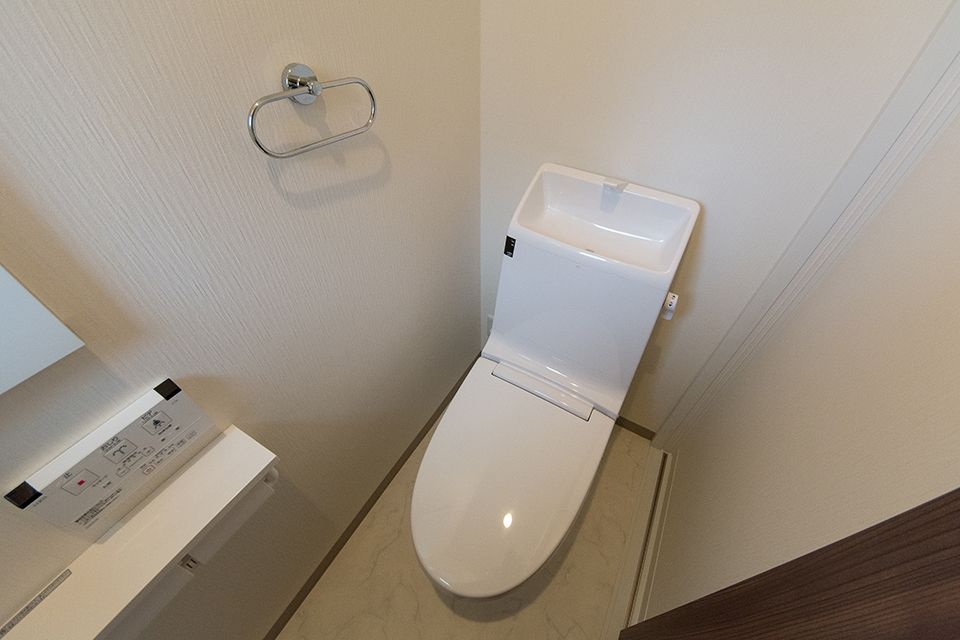 白を基調とした清潔感のある1階トイレ