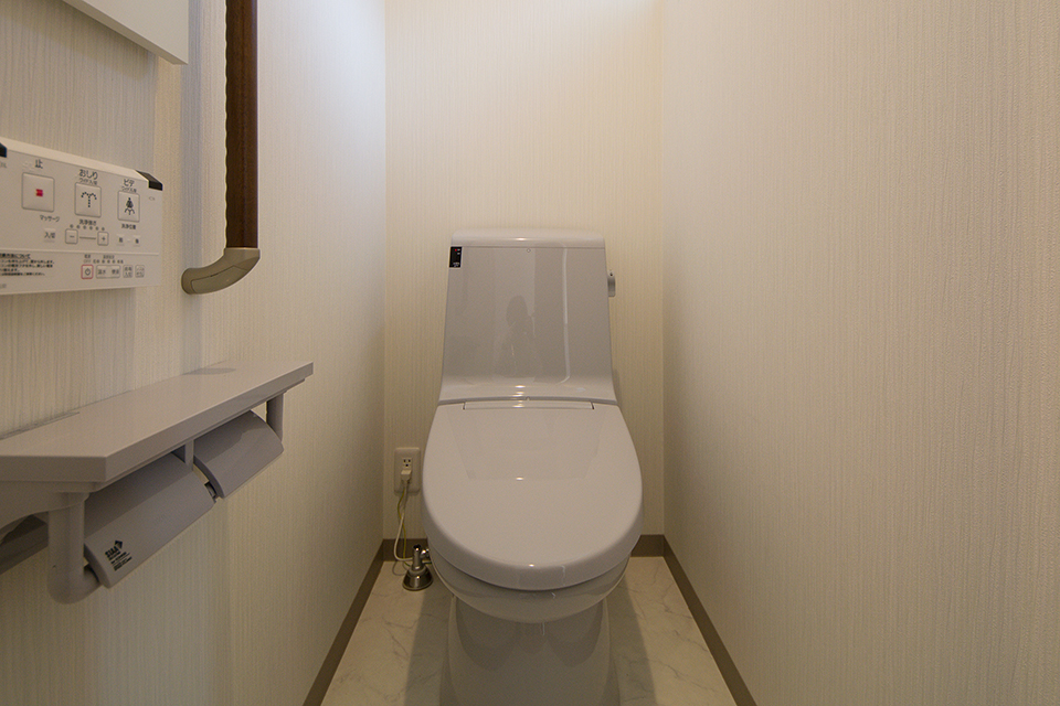 2階トイレはブルーグレーで落ち着きのある空間に。