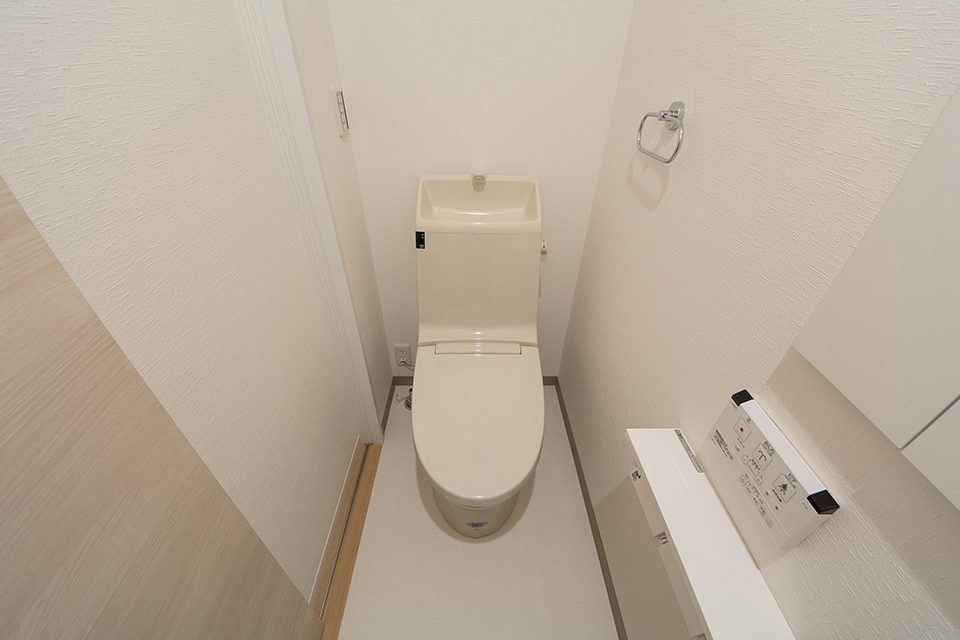白を基調とした清潔感のある2階トイレ