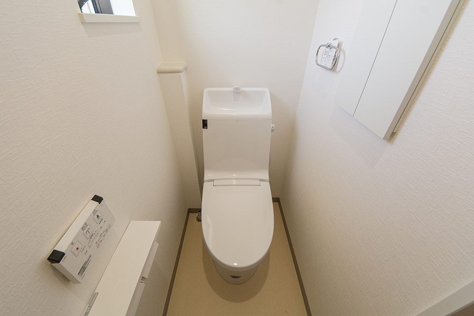 白を基調とした清潔感のある2階トイレ
