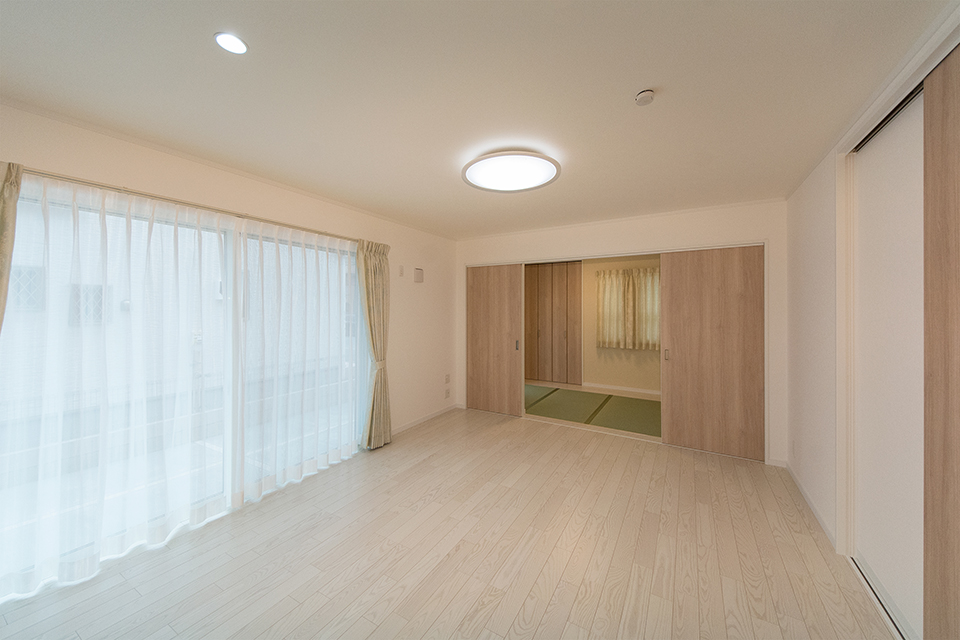オーク色の建具がナチュラルな室内空間を演出します。