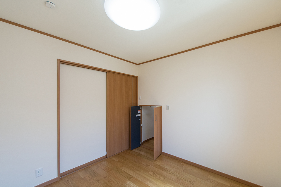大きな収納を設えた2階洋室。ブラックチェリーのフローリングがナチュラルな空間を演出します。
