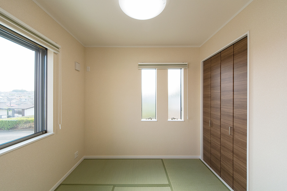 畳のさわやかなグリーンが心地良い空間。2連の縦窓が端正な表情を演出。