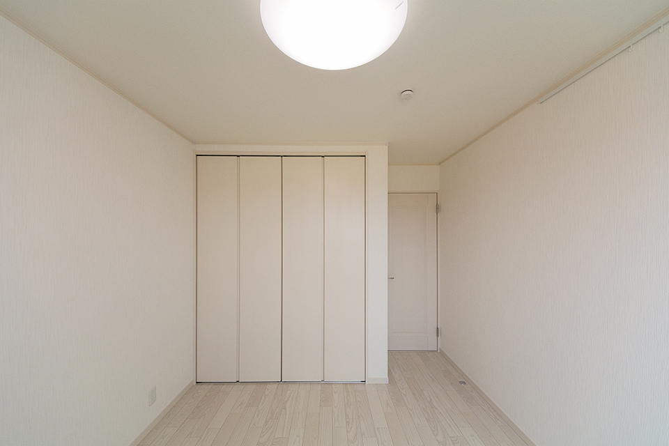 2階洋室。ホワイトアッシュのフローリングが優しくナチュラルな空間を演出します。