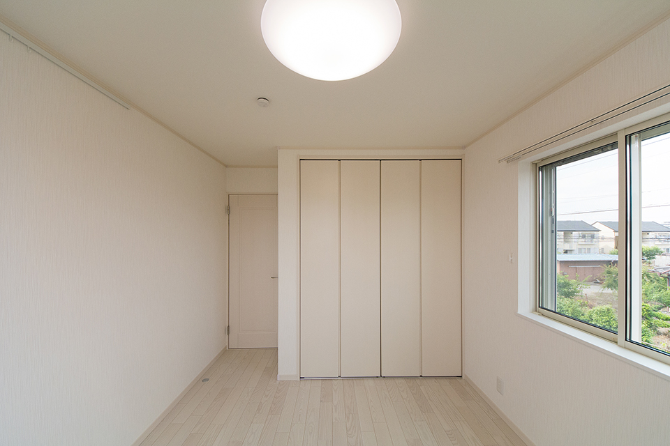 2階洋室。ホワイトアッシュのフローリングが優しくナチュラルな空間を演出します。