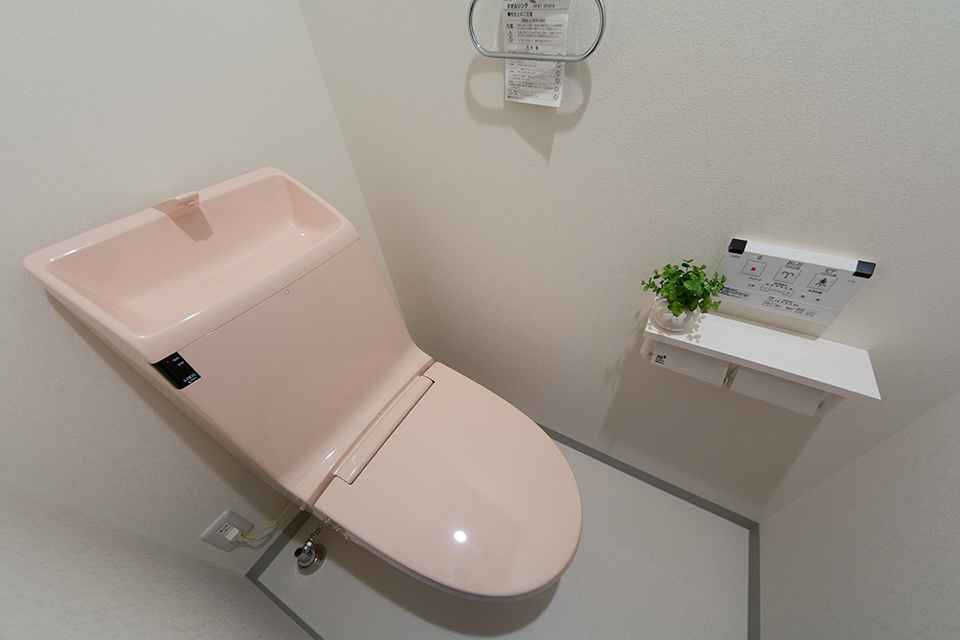 ライトピンクが可愛らしい印象の1階トイレ。