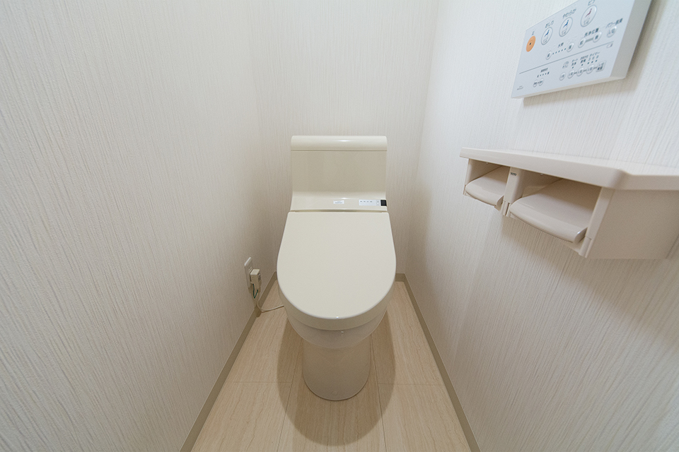 白を基調とした清潔感のある1階トイレ