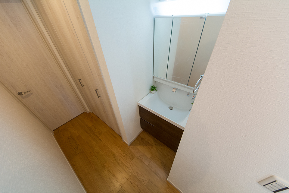 モカ色の洗面化粧台がナチュラルな雰囲気の空間を演出する2階洗面スペース。