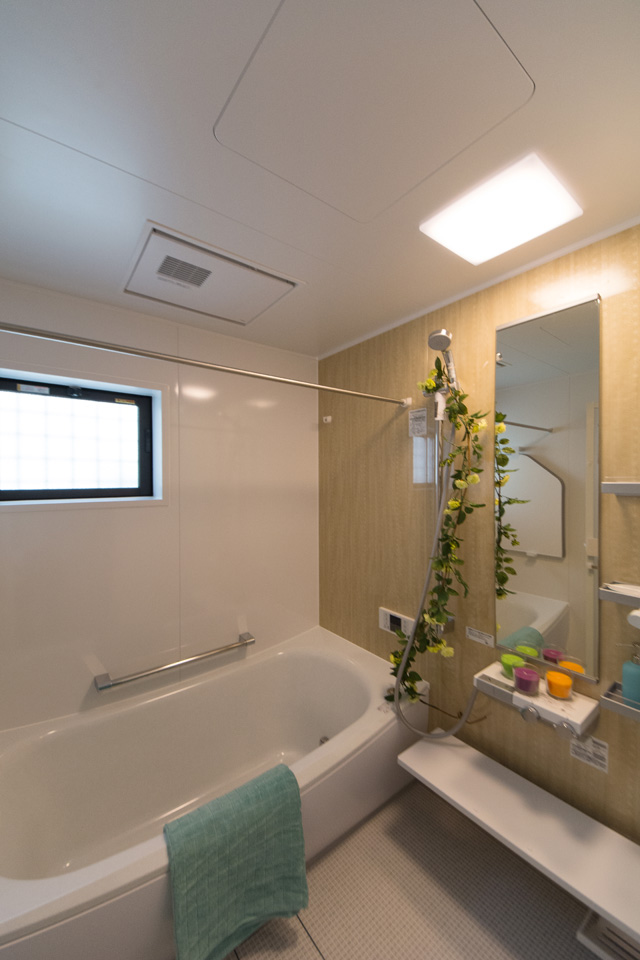 バスルーム。ナチュラルな配色のアクセントパネルを使用した、心地良い穏やかな空間。