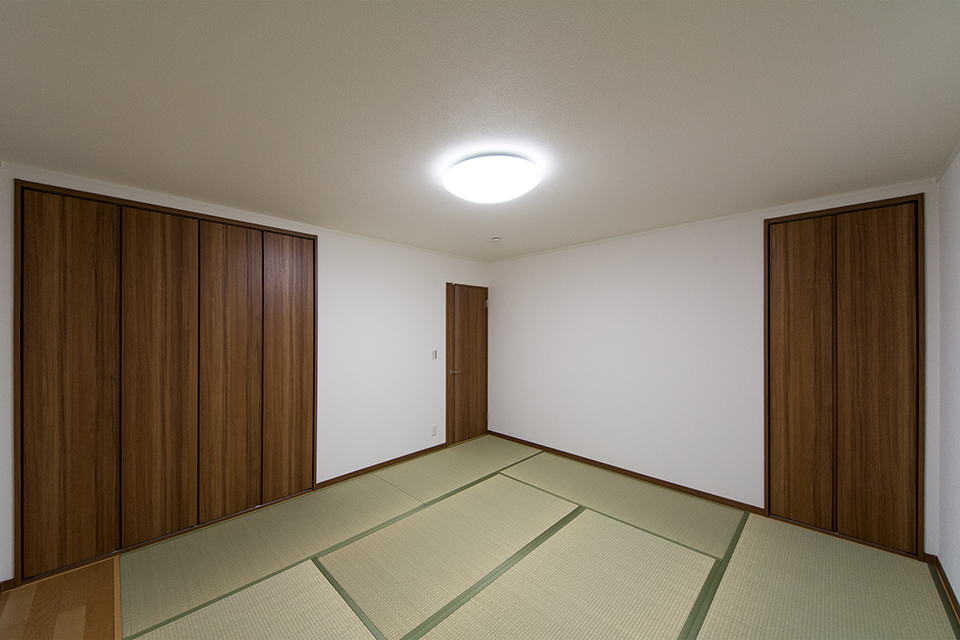 畳のさわやかなグリーンが空間を彩る2階和室。