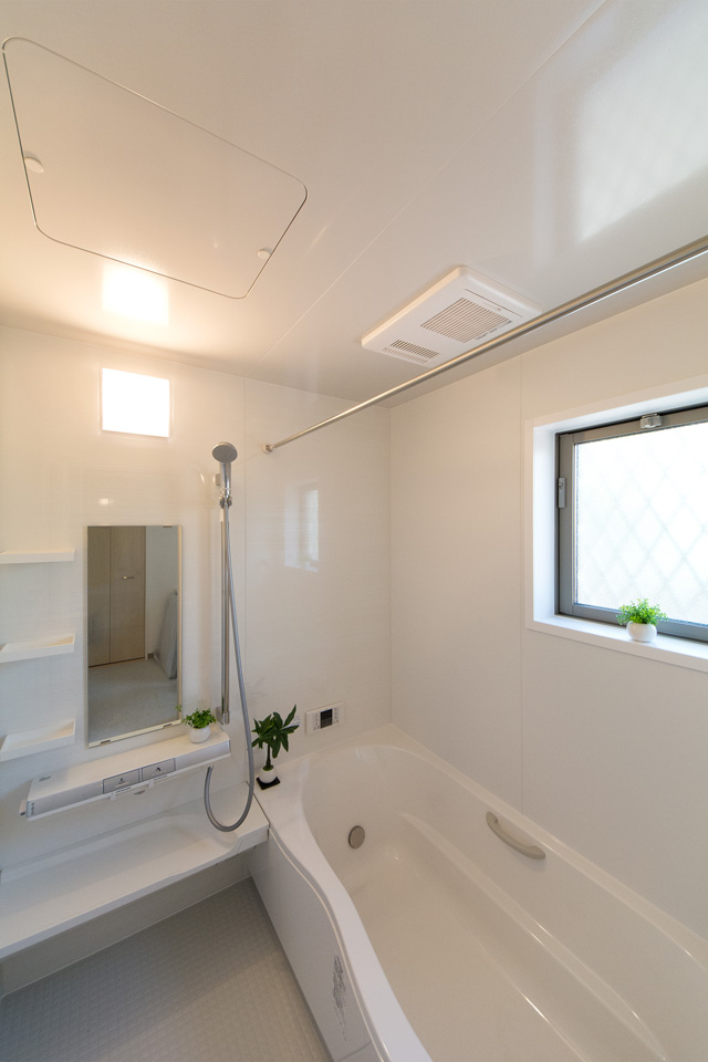 白を基調とした清潔感のあるバスルーム。
