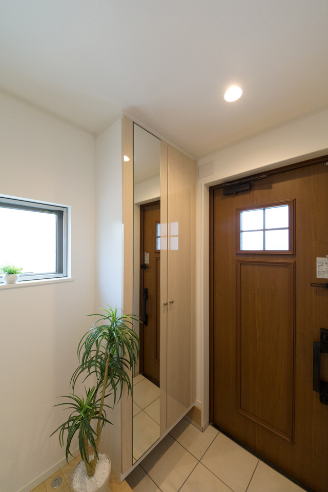 玄関ドアのガラス部分から差し込む光が、明るく開放的ある空間を演出します。