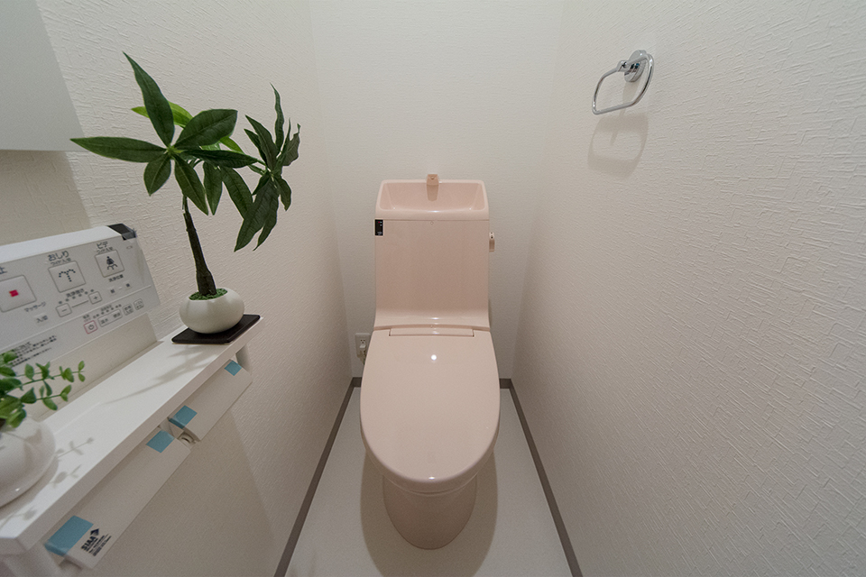 ライトピンクが可愛らしい印象の2階トイレ。