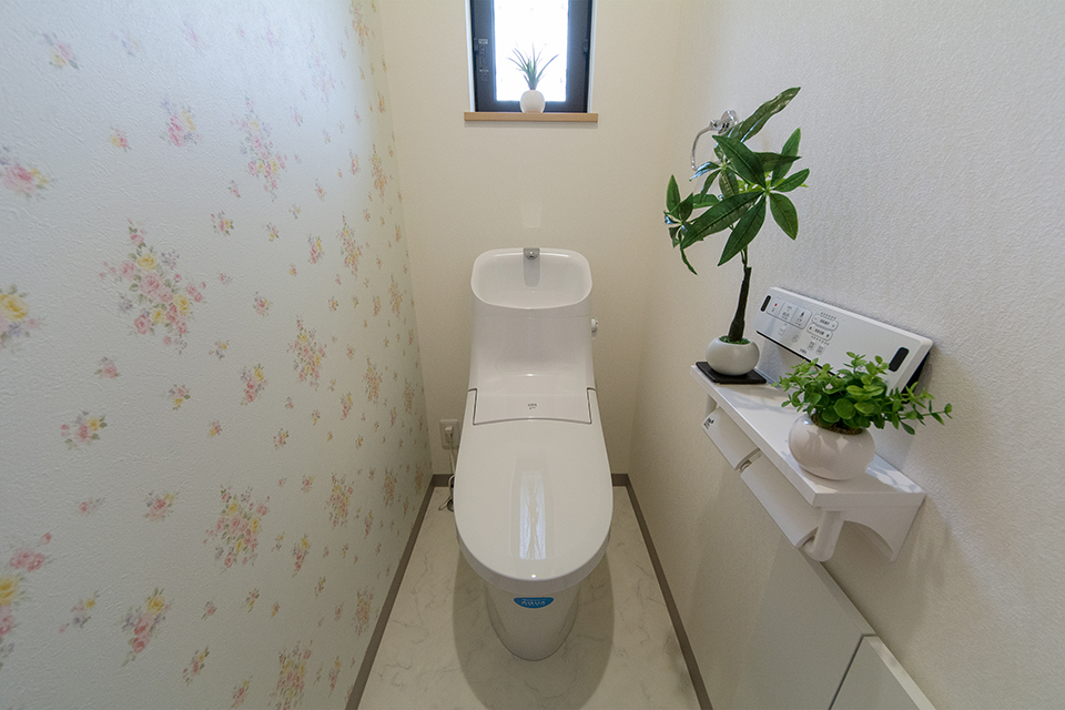 白を基調とした清潔感のある1階トイレ。アクセントクロスが爽やかな印象をプラス。