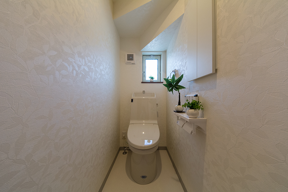 白を基調とした清潔感のある1階トイレ。 