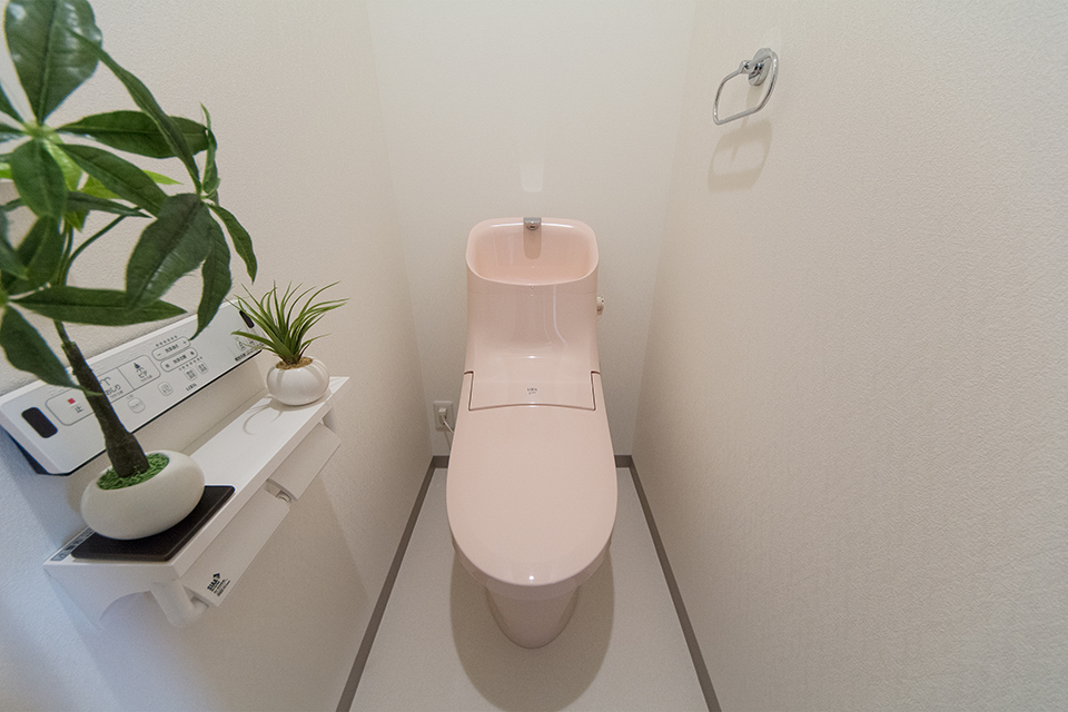 ライトピンクが可愛らしい印象の2階トイレ。