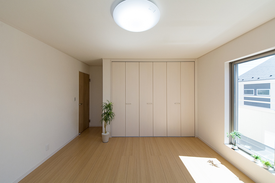 2階洋室。シンシアオークのフローリングとホワイトの建具が優しくナチュラルな空間を演出。