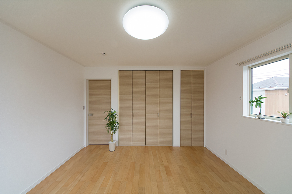 2階洋室。ハードメープルのフローリングが優しくナチュラルな空間を演出します。