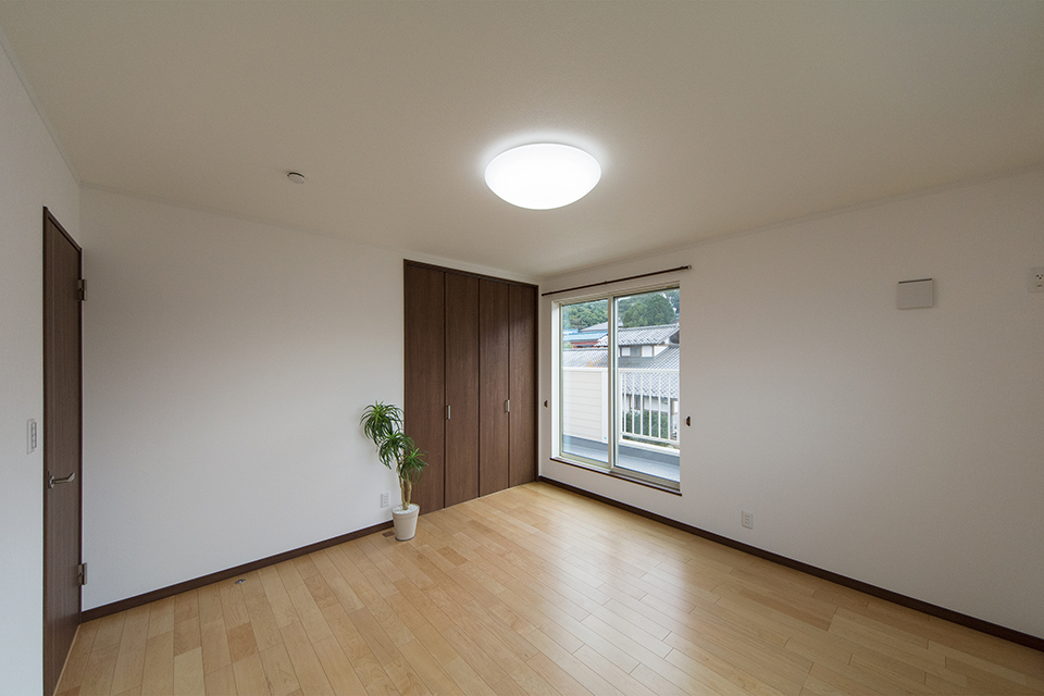 2階洋室。ハードメープルのフローリングとモカ色の建具がナチュラルな空間を演出。