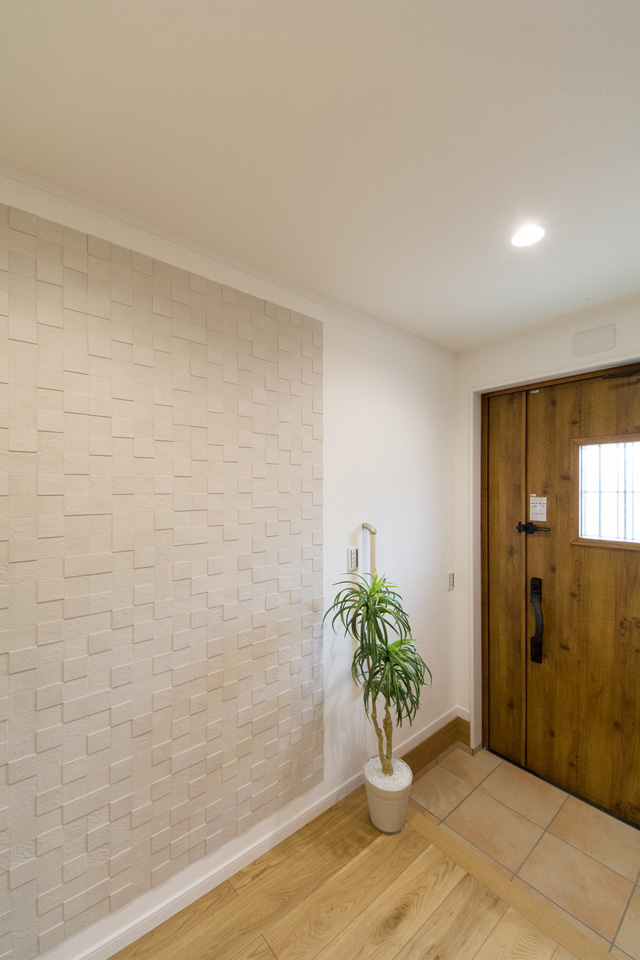 玄関―空気を美しく整えるインテリア壁材「エコカラット」が空間を彩ります。