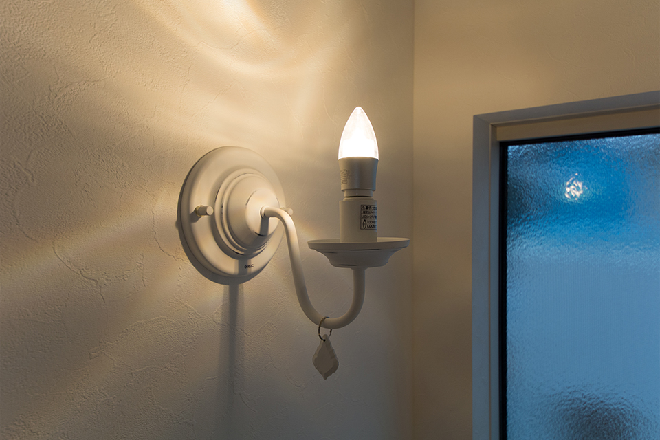 アンティーク調の蝋燭風ウォールランプが空間を彩ります。
