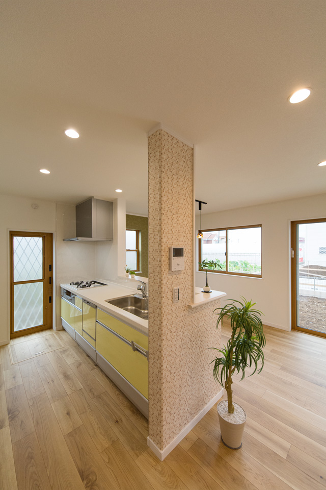 シトロン色のキッチンパネルが明るく清潔感のあるキッチンスペースを演出。