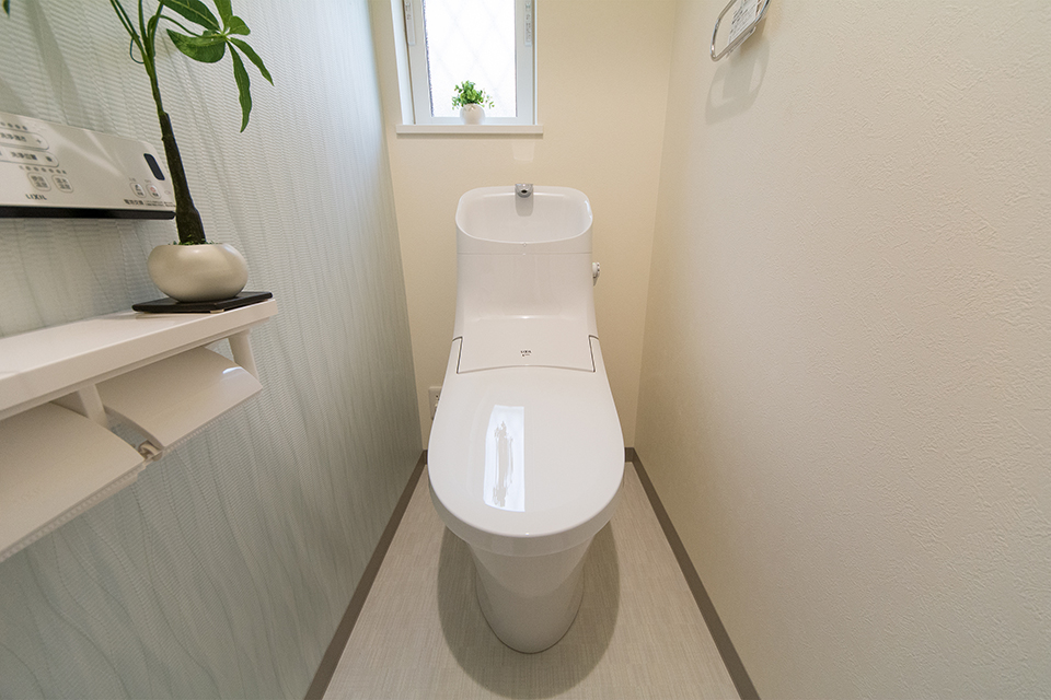 白を基調とした清潔感のある1階トイレ。アクセントクロスが爽やかな印象を与えます。