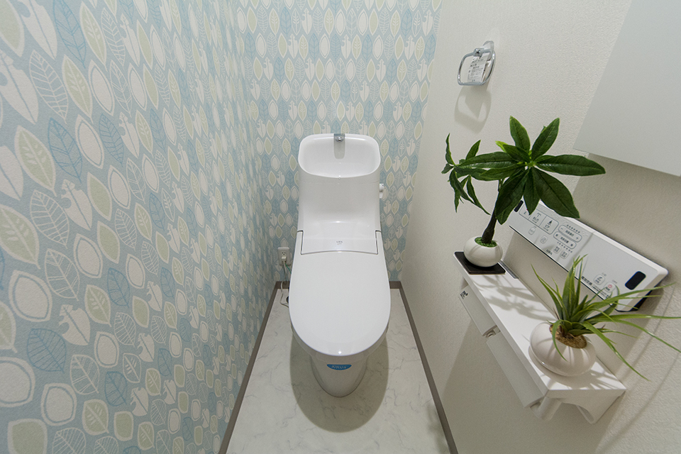 白を基調とした清潔感のある2階トイレ。