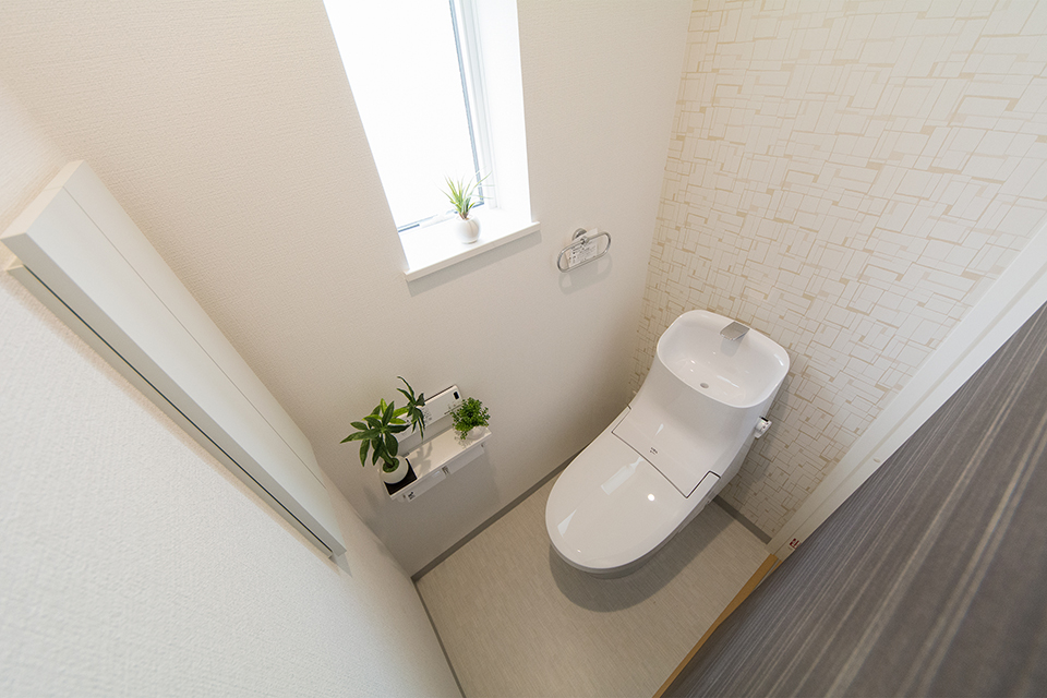 白を基調とした清潔感のある2階トイレ。