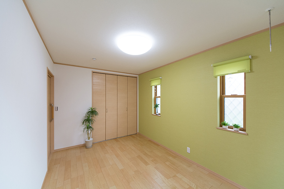 1階洋室―グリーンのアクセントクロスが爽やかな印象を与えます。