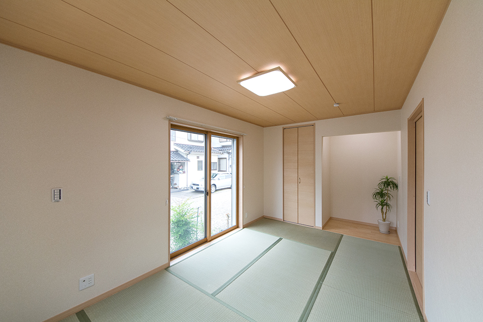 1階和室―畳のさわやかなグリーンが空間を彩る1階和室。
