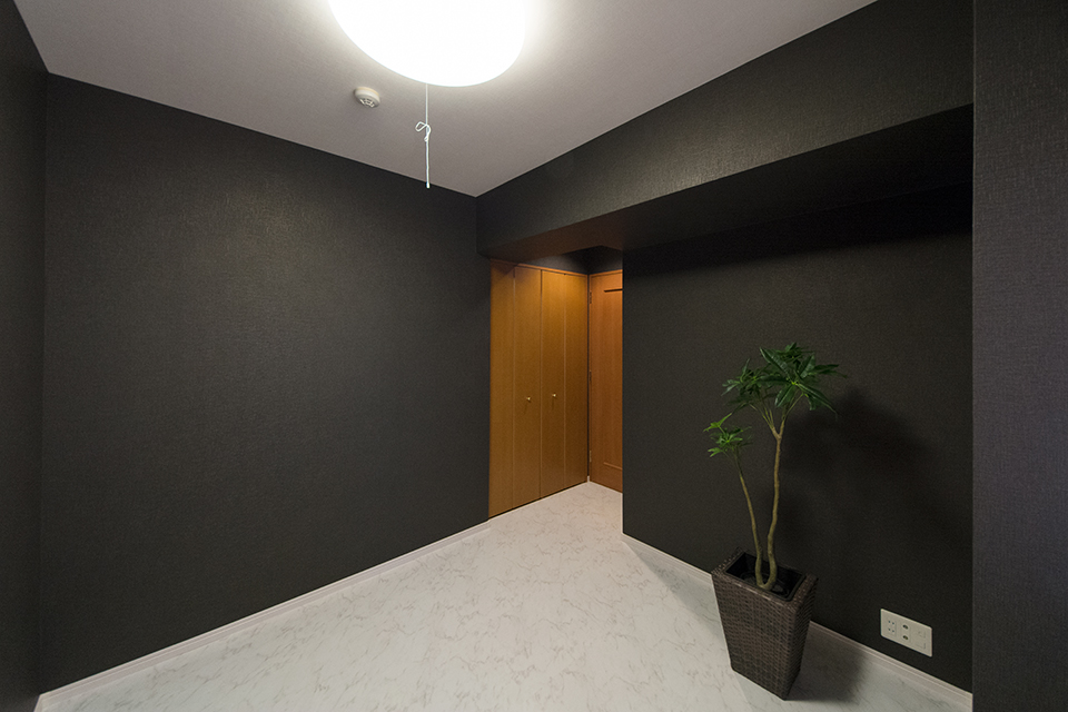洋室B－黒と白を基調としたスタイリッシュな空間に大変身。