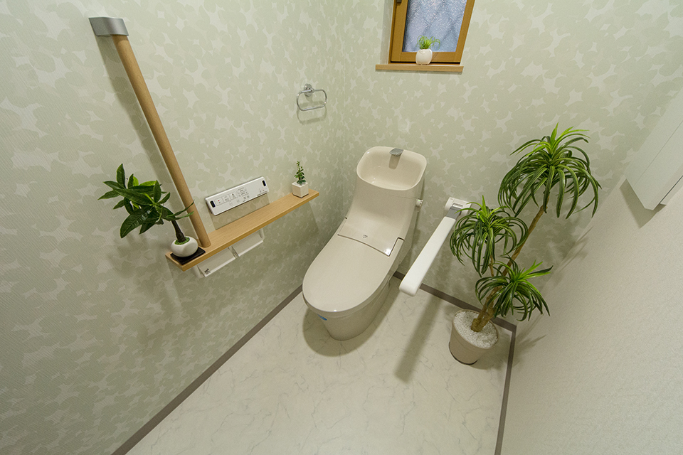 アクセントクロスが爽やかな空間を演出する1階トイレ。