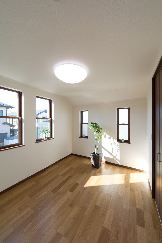 2階洋室―しっかりした木目、特徴的な柾目の斑紋が正統を印象づける「オーク」のフローリングとモカ色の建具がナチュラルな空間を演出。