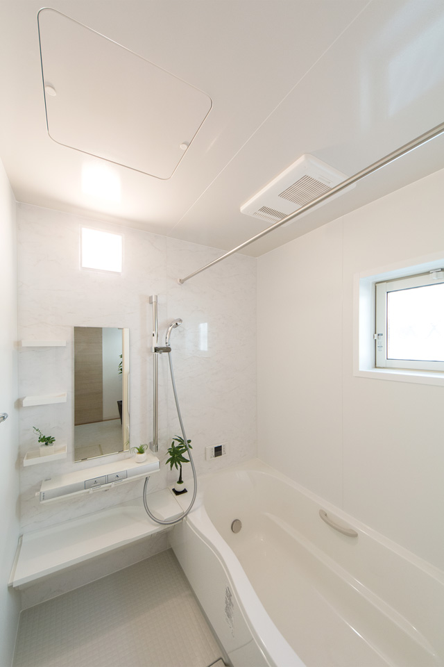 白を基調とした清潔感のあるバスルーム。