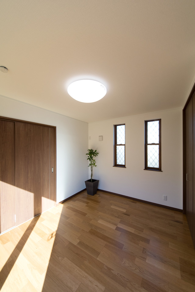 1階洋室―しっかりした木目、特徴的な柾目の斑紋が正統を印象づける「オーク」のフローリングとモカ色の建具がナチュラルな空間を演出。