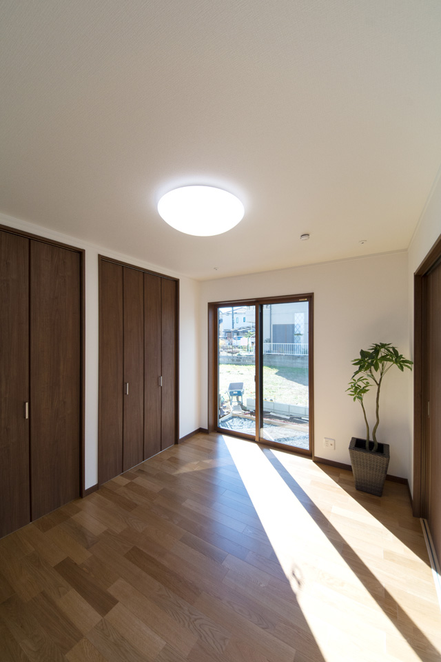 1階洋室―しっかりした木目、特徴的な柾目の斑紋が正統を印象づける「オーク」のフローリングとモカ色の建具がナチュラルな空間を演出。