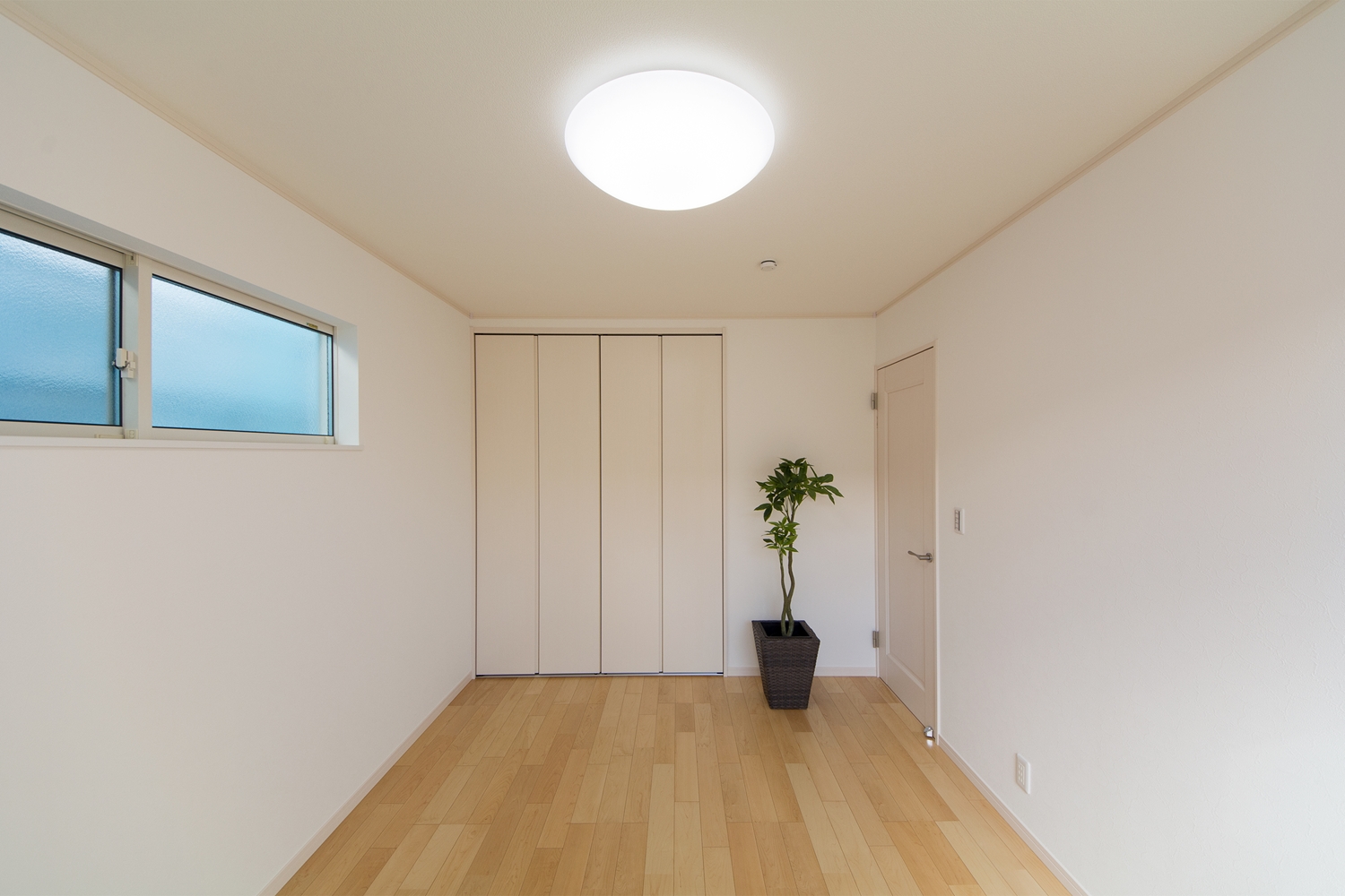 柔らかな配色の建具とフローリングがナチュラルな雰囲気を演出する2階洋室。