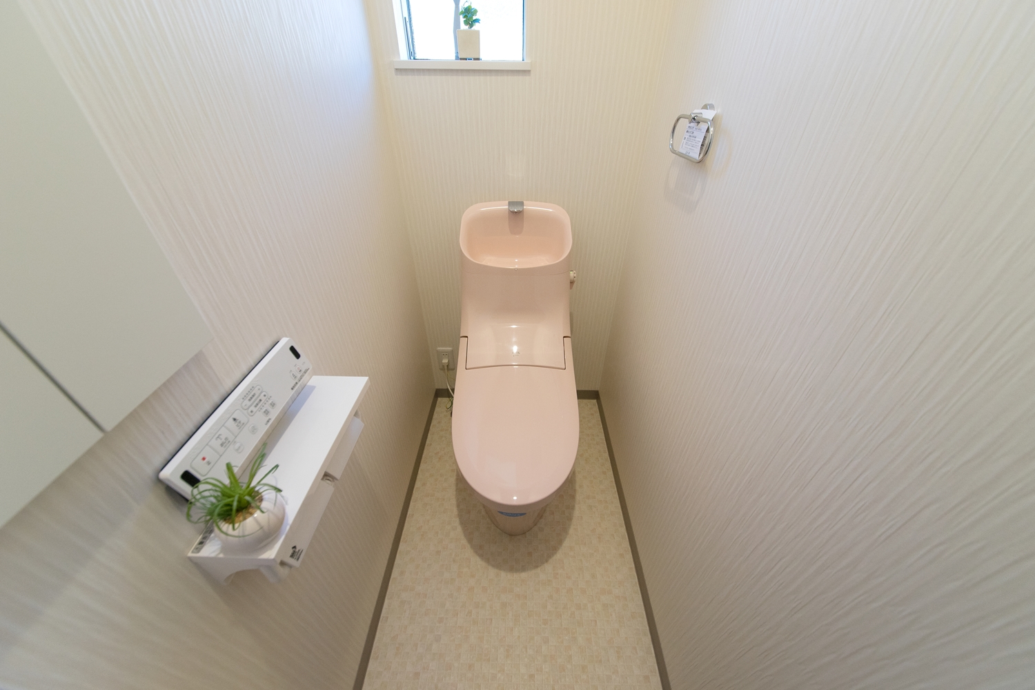 2F白を基調とした空間に、ピンク色の可愛いトイレ。