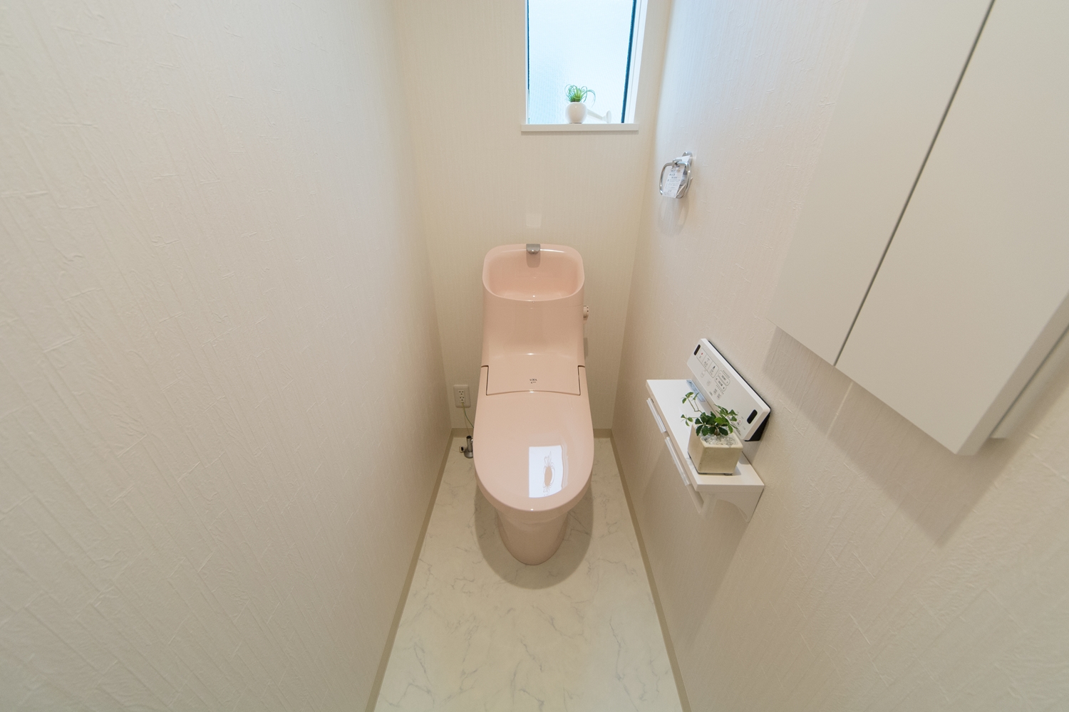 2F白を基調とした空間に、ピンク色の可愛いトイレ。